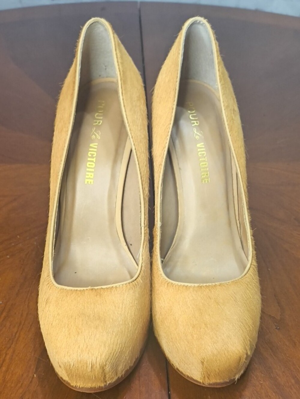 Pour La Victoire Baby Calf Fur Platform Stiletto Pumps Size 8.5 AR - Picture 2 of 10